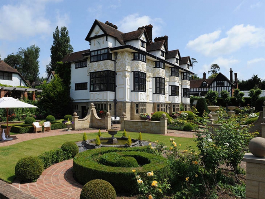 Rod Stewart pone en venta su mansión del siglo XIX en Inglaterra