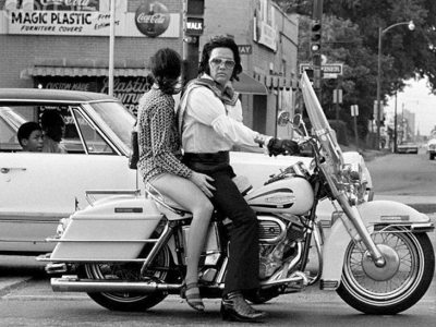 Subastarán una moto y limusina de Elvis Presley