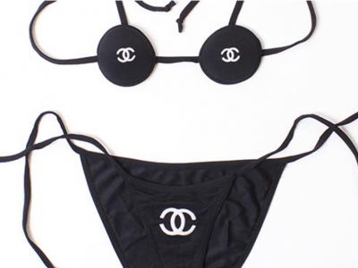 Ya está disponible el sensual bikini Chanel de Kim Kardashian