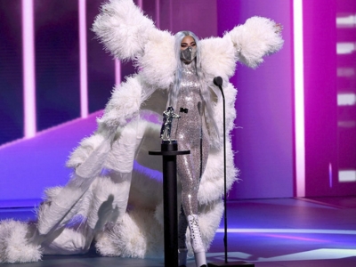 Los extravagantes looks de Lady Gaga en los premios VMA de MTV