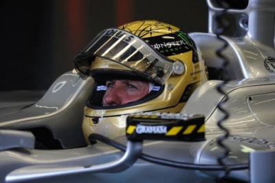 Michael Schumacher recibe un casco de lujo por sus 20 años en la F1