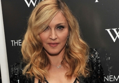 Piaget junto a Madonna en la premiere de su film