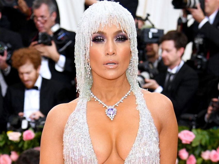Jennifer Lopez sorprende con un lujoso look en la Gala Met 2019