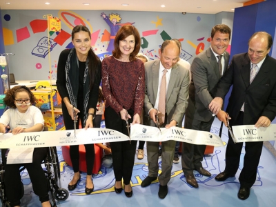 Adriana Lima inaugura junto a IWC una biblioteca infantil
