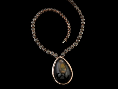 Un collar de zafiro nombrado en honor a Angelina Jolie