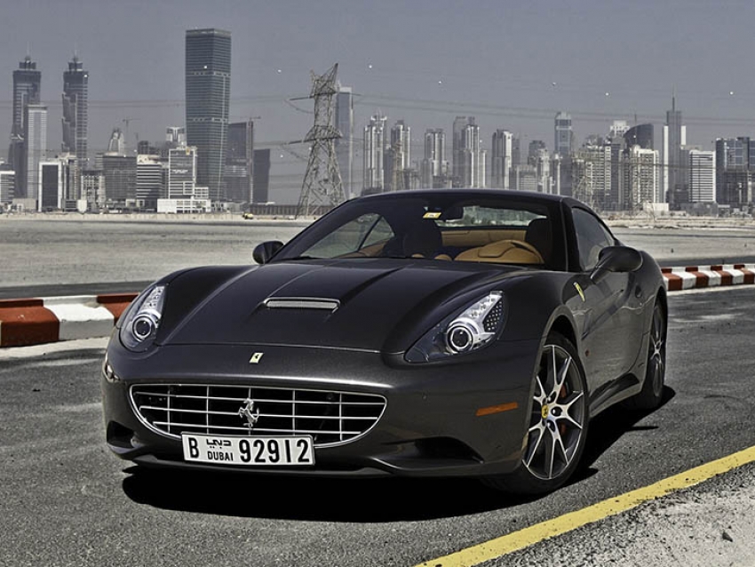 Hugh Grant puso en venta su Ferrari personalizada
