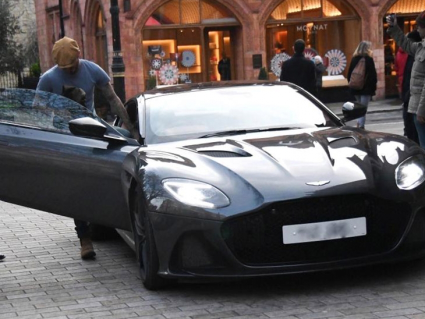 David Beckham compra los regalos navideños en su Aston Martin