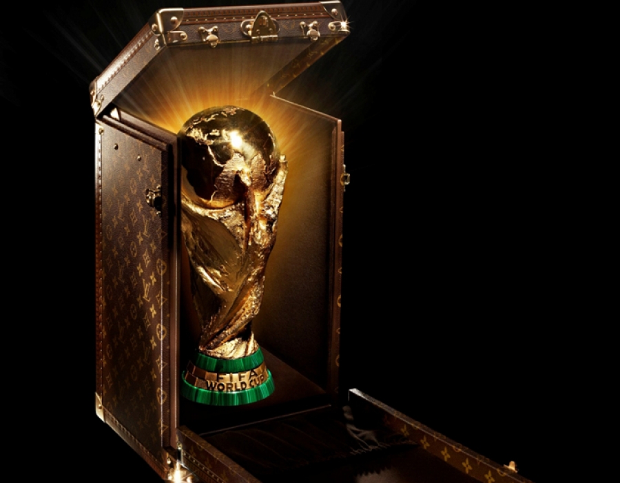 Louis Vuitton diseñó un estuche exclusivo para el trofeo del Balón de Oro  2023. ⚽🏆 El baúl presenta el distintivo monograma de la marca y …