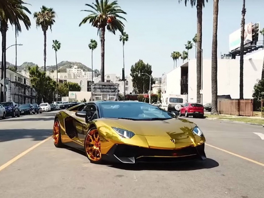 El asombroso Lamborghini Aventador de oro de Chris Brown