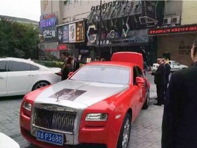 Psy destrozó su Rolls Royce, pero se bajó y siguió en un Porsche