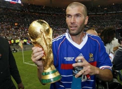 Ganate una camiseta firmada por Zinedine Zidane
